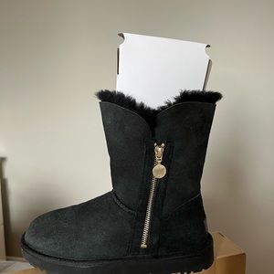 Black UGG boots Bailey Zip Short with gold zipper